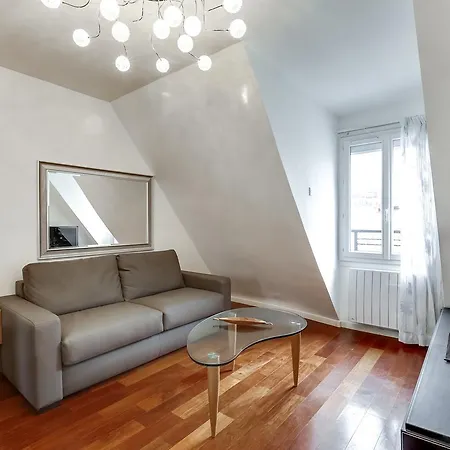 Private Apartment - Rue Cler - Eiffel Tower View Apartment