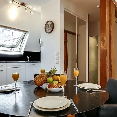 Private Apartment - Rue Cler - Eiffel Tower View Apartment