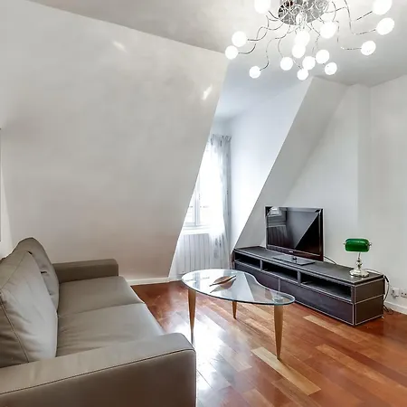 Private Apartment - Rue Cler - Eiffel Tower View Apartment
